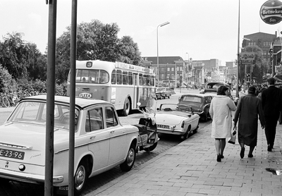 831176 Gezicht in de Leidseweg te Utrecht met op de achtergrond het Vredenburg.